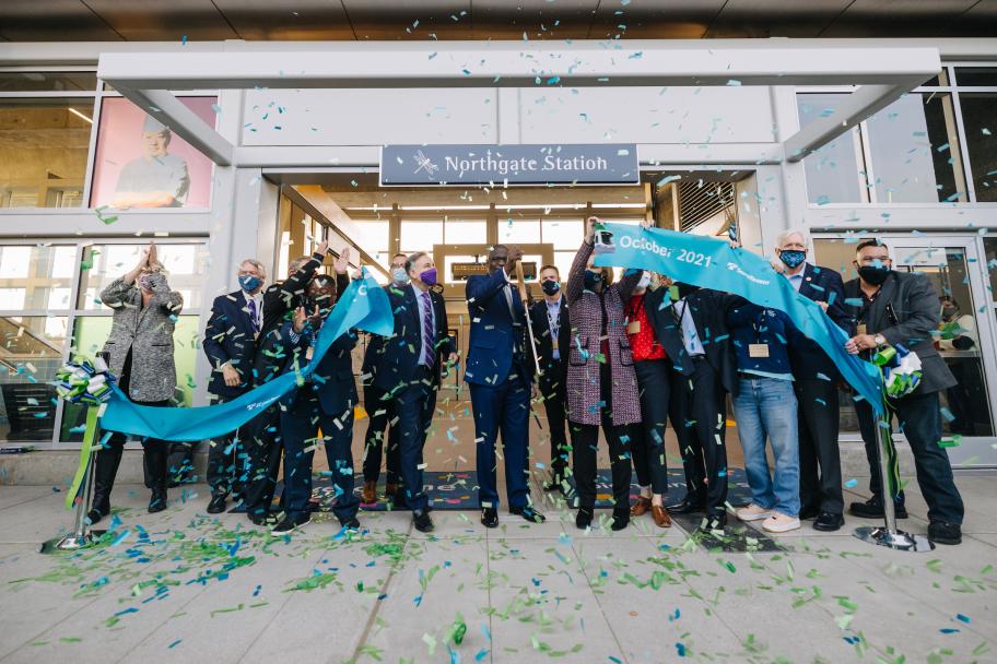 Sound Transit 董事会成员为Northgate 站的开通剪下蓝绿色丝带, 五彩纸屑在空中飘扬!