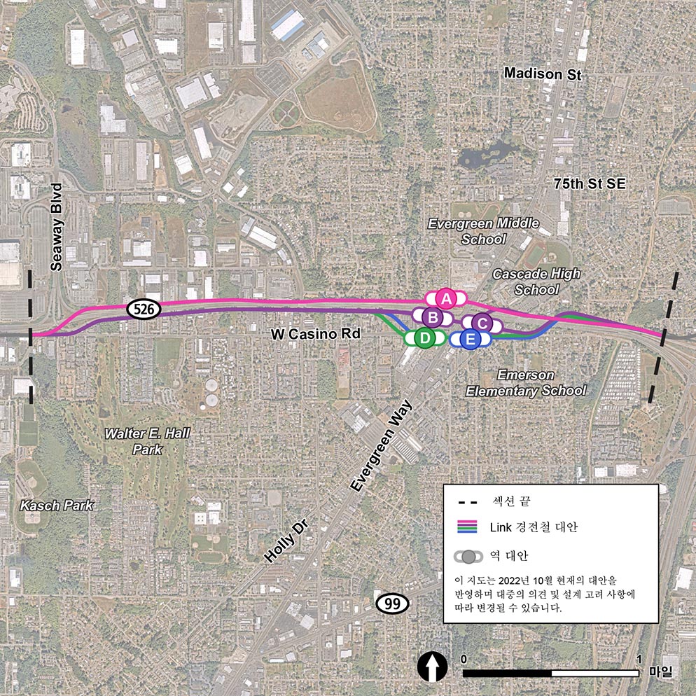 이 지도는 2022년 10월 현재 SR 526/Evergreen 노선 및 역 대안을 반영하며 대중 의견 및 설계 고려 사항에 따라 변경될 수 있습니다. 역 지역은 Southwest Everett Industrial Center에서 I-5까지 뻗어 있는 잠재적 경로를 보여주는 축소 보기로 표시됩니다. 지도는 두 도로의 교차점에 위치한 SR 526/Evergreen 역 지역을 보여줍니다. 해당 지역 근처에 표시된 5개의 대안 역은 A, B, C, D 및 E로 표시되어 있습니다. 표시된 4개의 대안 경로는 분홍색, 보라색, 녹색 및 파란색입니다. 분홍색 노선은 SR 526의 북쪽을 따라 운행하는 대표적인 프로젝트로, Evergreen Way 바로 서쪽에 있는 역 위치 A와 교차합니다. 자주색 경로는 SR 526의 남쪽을 따라 운행하며 Evergreen Way 바로 서쪽에 있는 역 위치 B와 Evergreen Way 바로 동쪽에 있는 역 C를 교차합니다. 파란색 경로는 SR 526의 남쪽에 있는 보라색 경로와 같은 경로를 따라 남쪽으로 갈라져 Evergreen Way 교차로 근처의 West Casino Road를 따라 달리다가 다시 SR 526의 남쪽으로 향합니다. 녹색 경로는 매우 SR 526 남쪽을 따라 달리다가 West Casino Road와 Evergreen Way 교차로 부근에서 일시적으로 남쪽으로 회전한 후 SR 526 방향으로 다시 돌아간다는 점에서 파란색 경로와 유사합니다.