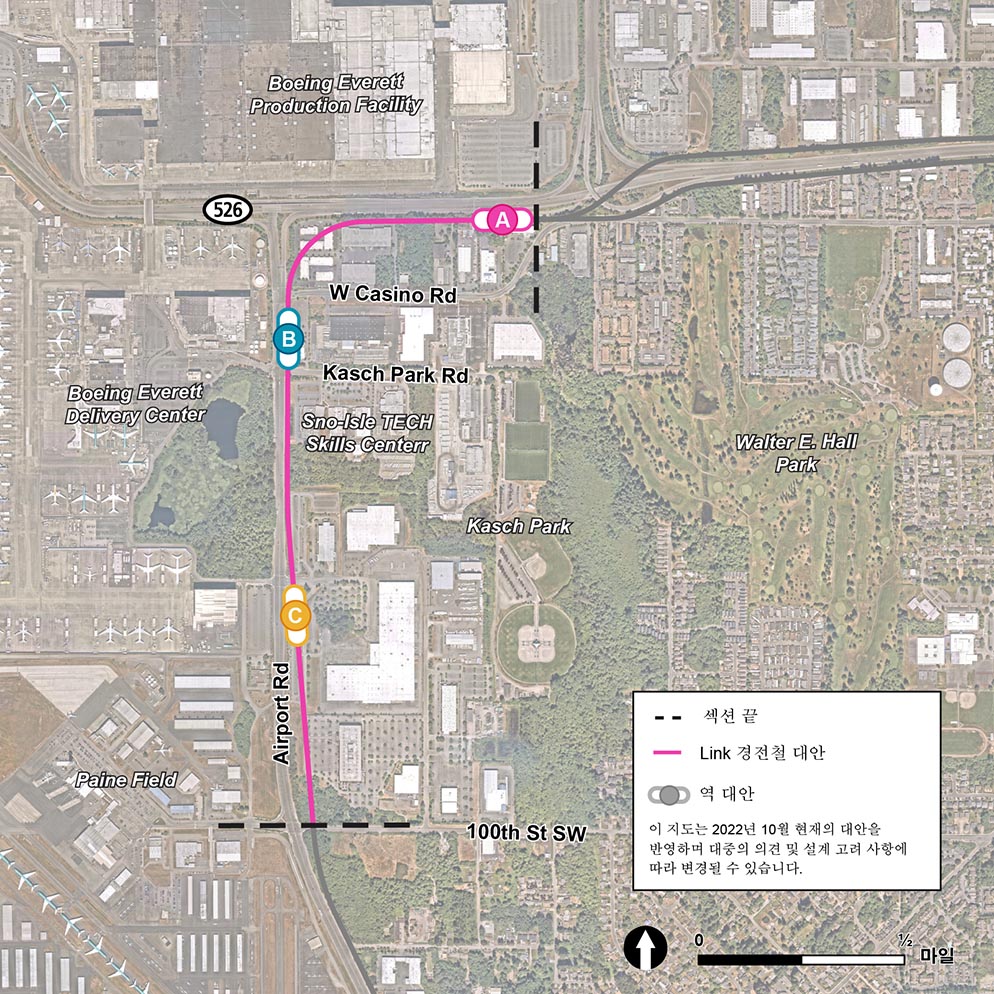 이 지도는 2022년 10월 현재 Southwest Everett Industrial Center 경로 및 역 대안을 반영하며 대중 의견 및 설계 고려 사항에 따라 변경될 수 있습니다. 지도는 Airport Road가 SR 526으로 우회전하는 지역에 위치한 Southwest Everett Industrial Center 역 지역을 보여줍니다. 해당 지역 근처에 표시된 3개의 대안 역은 A, B, C로 표시되어 있습니다. 유일한 경로 대안은 분홍색으로 표시되어 있습니다. 3개 스테이션 대안 모두 이 경로를 따라 위치합니다. 분홍색 경로는 Paine Field와 Boeing 근처에 있는 Airport Road의 동쪽을 따라 SR 526으로 동쪽으로 향하기 전에 운행합니다. 스테이션 C는 Paine Field 바로 북쪽에 있고 스테이션 B는 Kasch Park Road 근처에 있으며 스테이션 A는West Casino Road 근처 SR 526입니다.